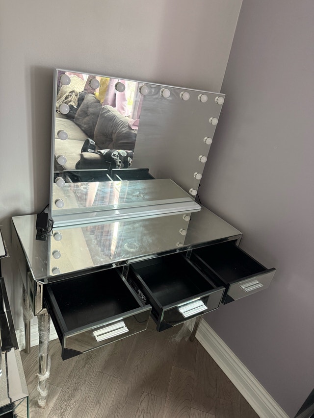 Bluetooth mirror vanity light make up table with chair stool - photo 2
