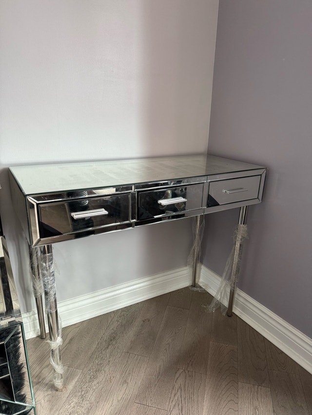 Makeup vanity table