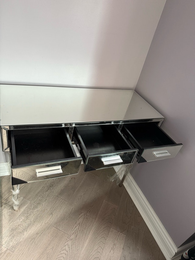 Makeup vanity table - photo 2