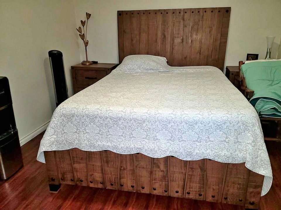 Rustic Wood Bedroom Set with Bed Frame and Two Nightstands