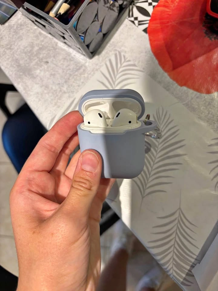 Apple AirPods 2nd Generation - with cute blue silicone case