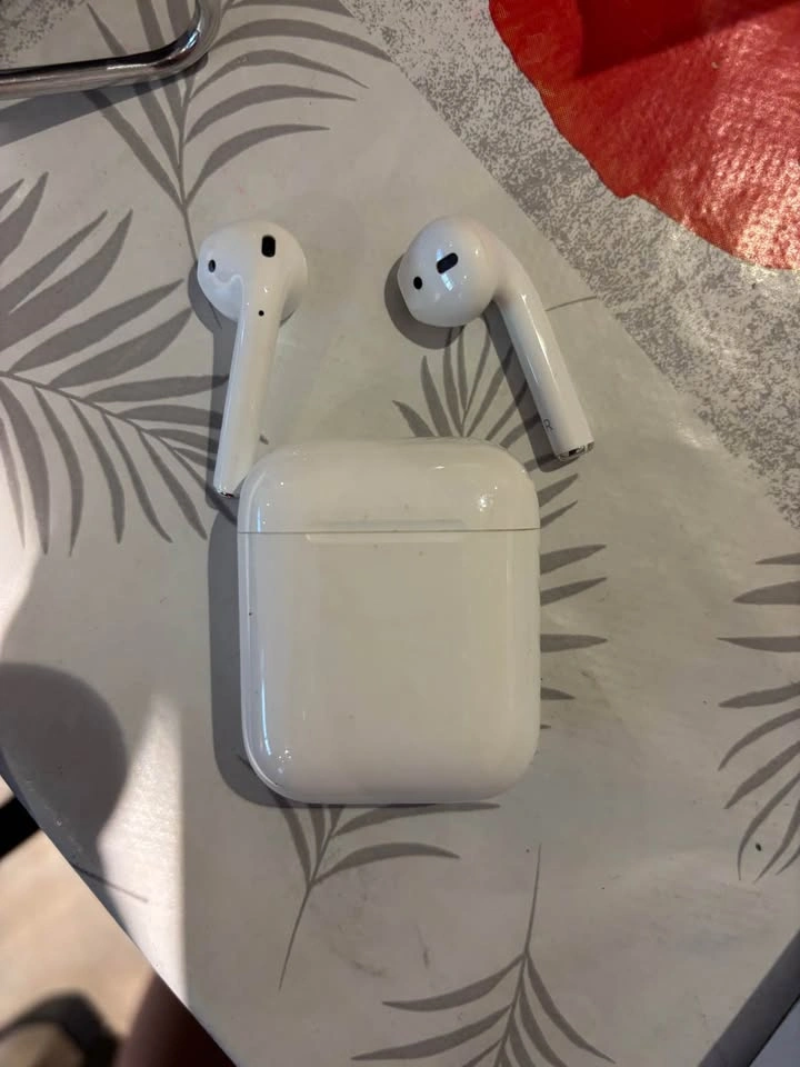 Apple AirPods 2nd Generation - with cute blue silicone case - photo 5