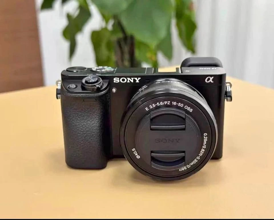Sony a6000 Mirrorless Camera + 16-50mm OSS Lens