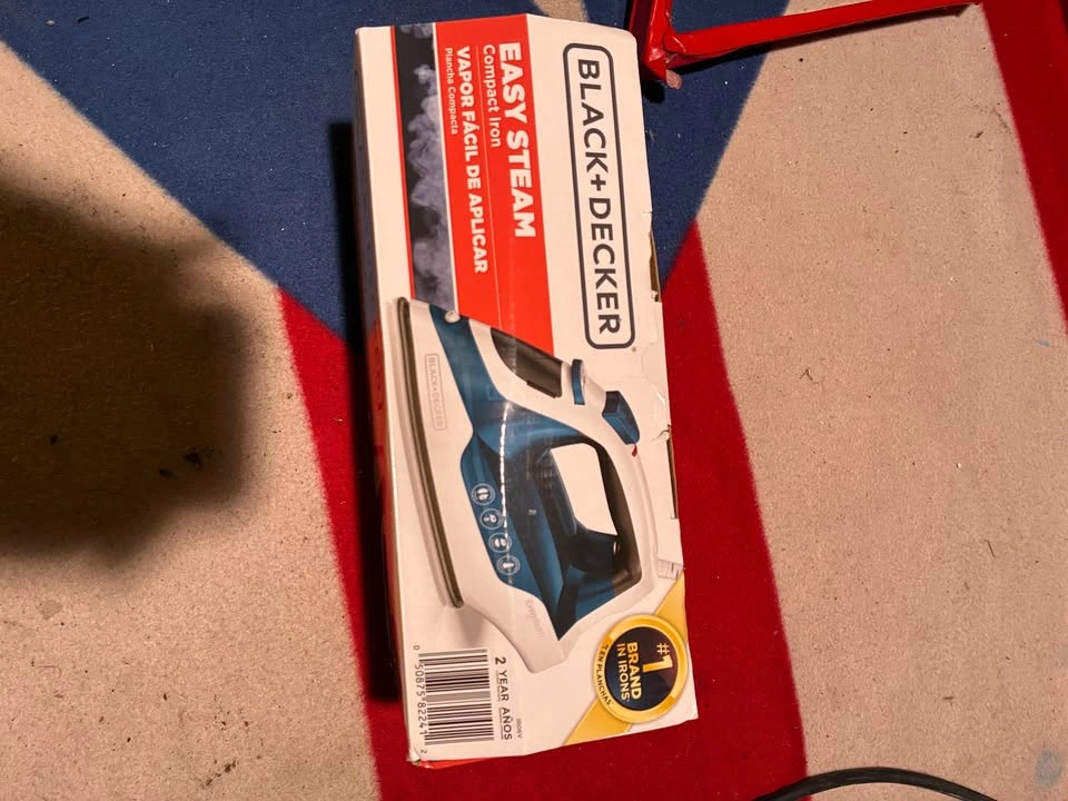 Black and Decker Easy Steam Compact Iron - photo 2