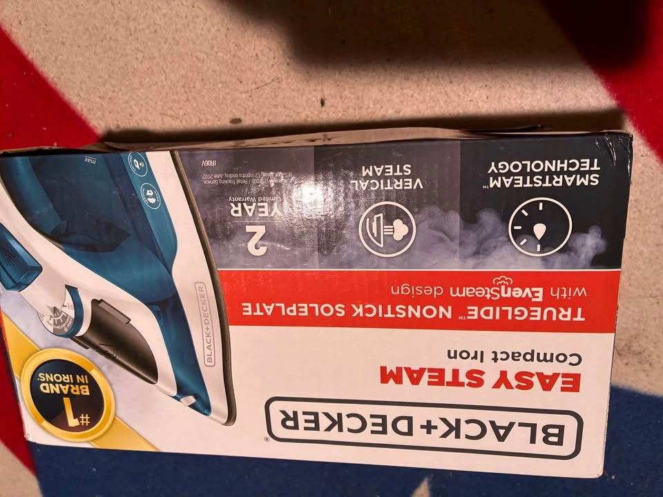 Black and Decker Easy Steam Compact Iron - photo 3