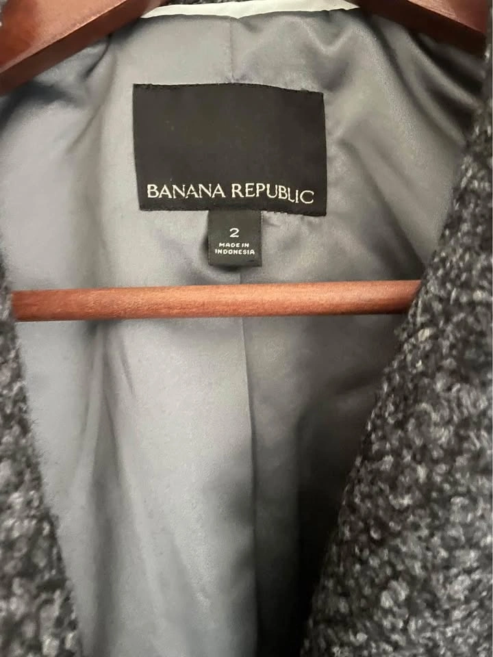 Like New stylish Banana Republic Wool Coat – Size 2 - photo 3