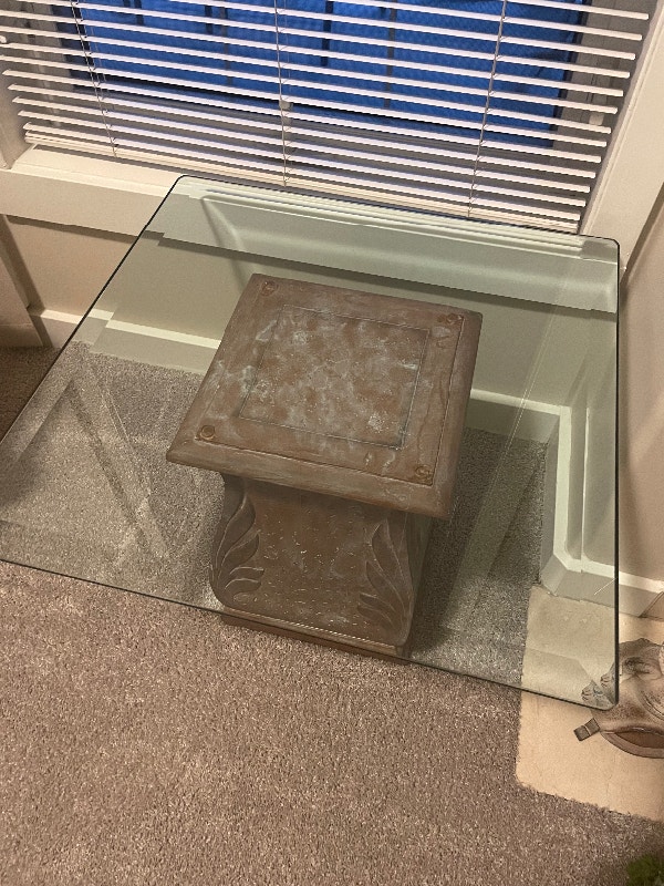 Pulaski Faux Stone Glass Top End Table - photo 2