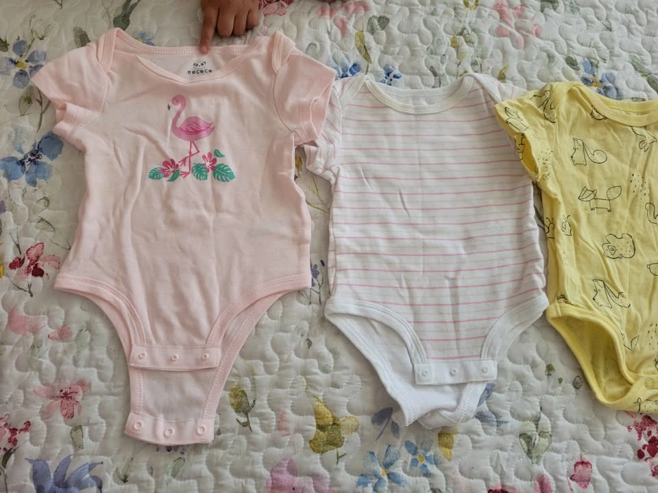 6 Onesies size 6M - photo 2