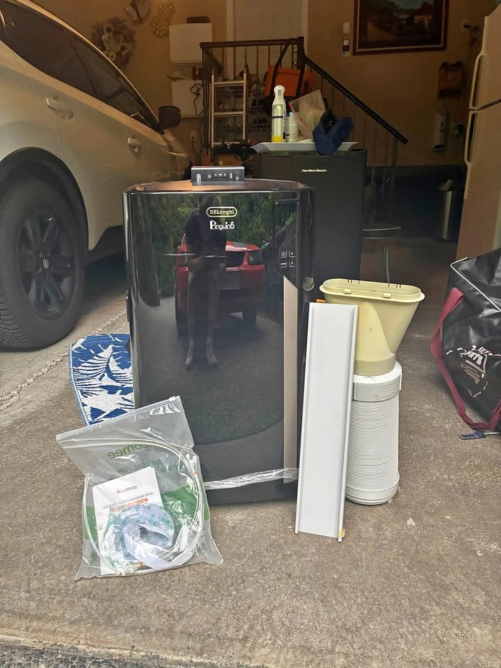 Delonghi pinguino AC unit and accessories