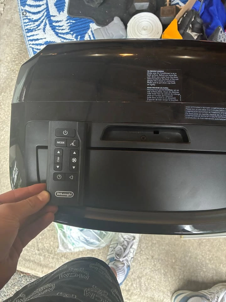 Delonghi pinguino AC unit and accessories - photo 2