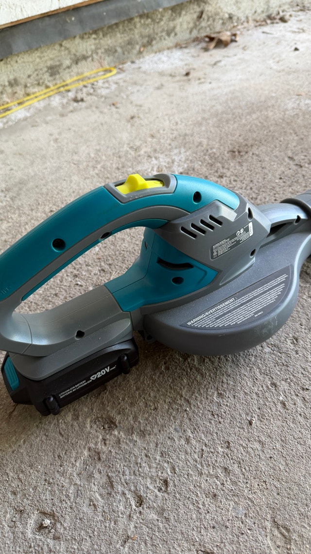 Yardworks 20V Max Trimmer and Blower Combo - photo 3