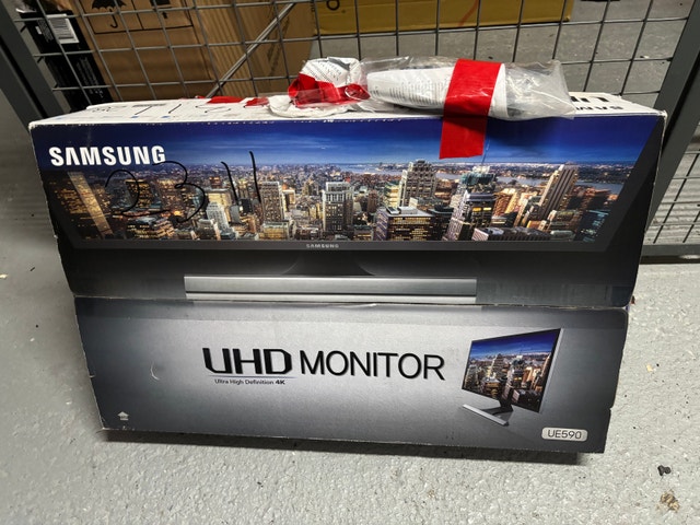 28-inch 4K UHD (3840 x 2160) Samsung UE590 Monitor