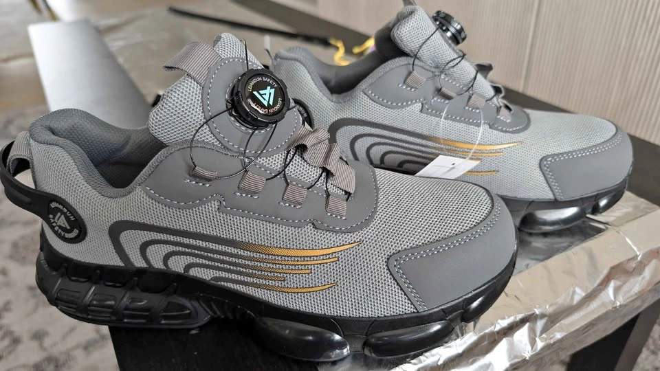 Brand New Safety Shoes – CSA Style (Men's Canada 8.5-9)