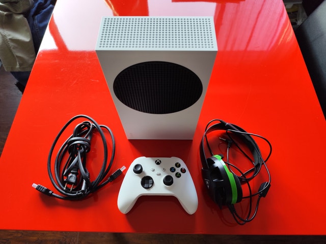 (Delivery) Xbox Series S w/games