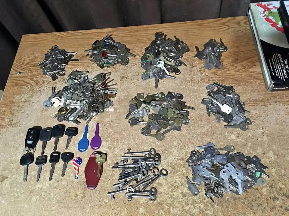 HUGE LOT OF 422 VINTAGE KEYS SKELETON KEYS MINI KEYS