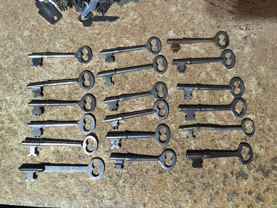 HUGE LOT OF 422 VINTAGE KEYS SKELETON KEYS MINI KEYS - photo 2