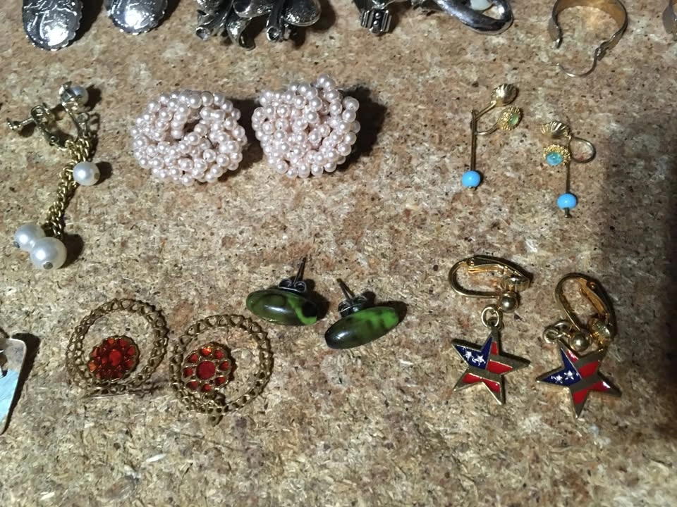 Lot of 21 Pairs of Earrings and 16 Singles - photo 2