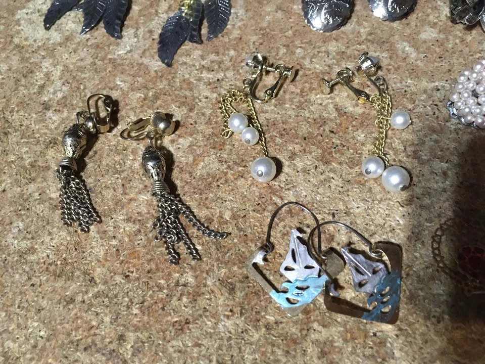 Lot of 21 Pairs of Earrings and 16 Singles - photo 3