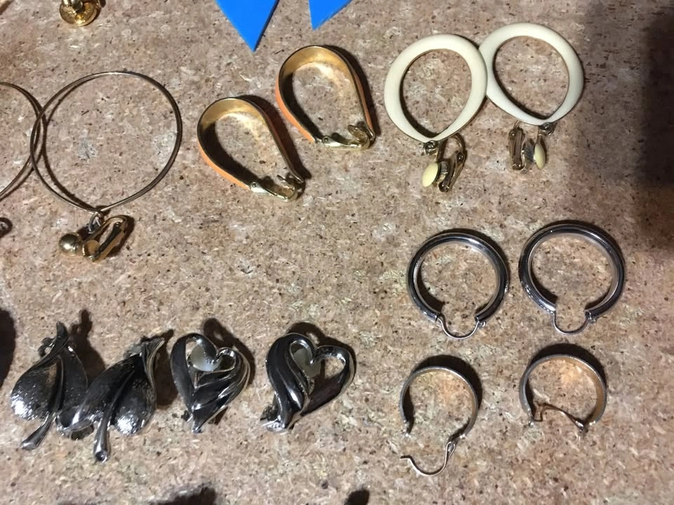 Lot of 21 Pairs of Earrings and 16 Singles - photo 4