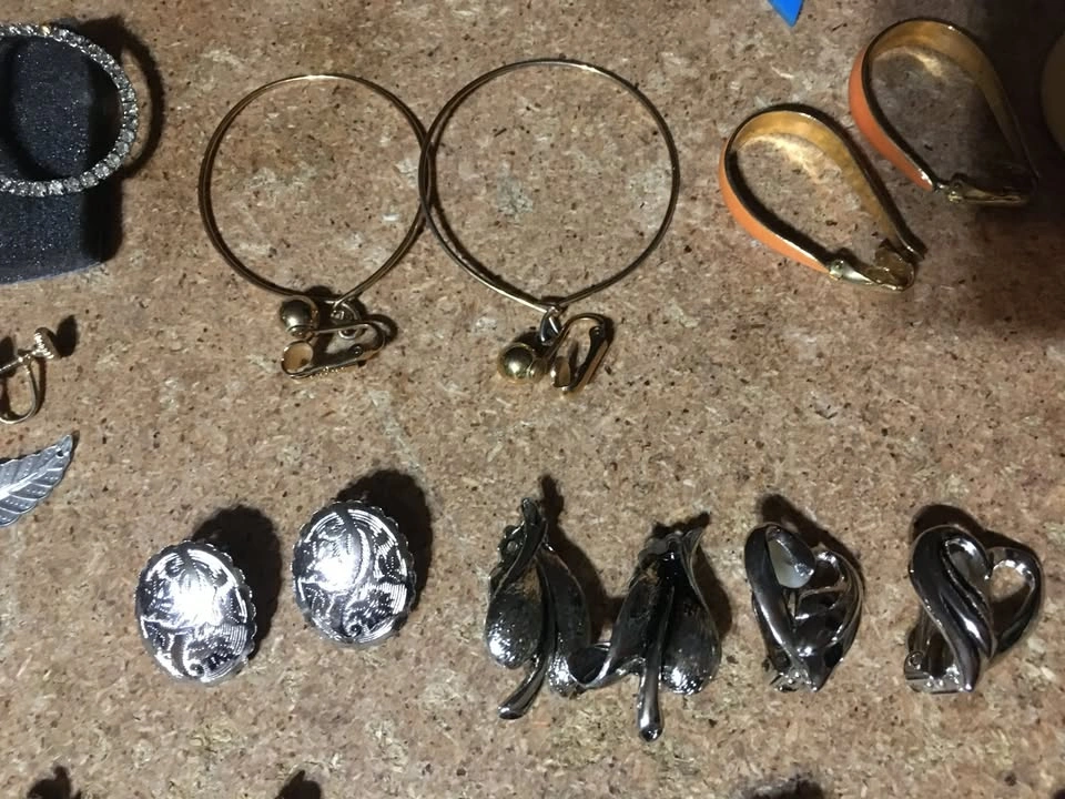 Lot of 21 Pairs of Earrings and 16 Singles - photo 5