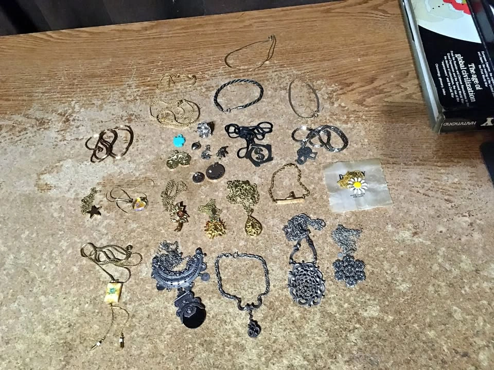 LOT OF 14 NECKLACES & BRACELETS AVON VICTORIAN FLOWERS PEACOCK