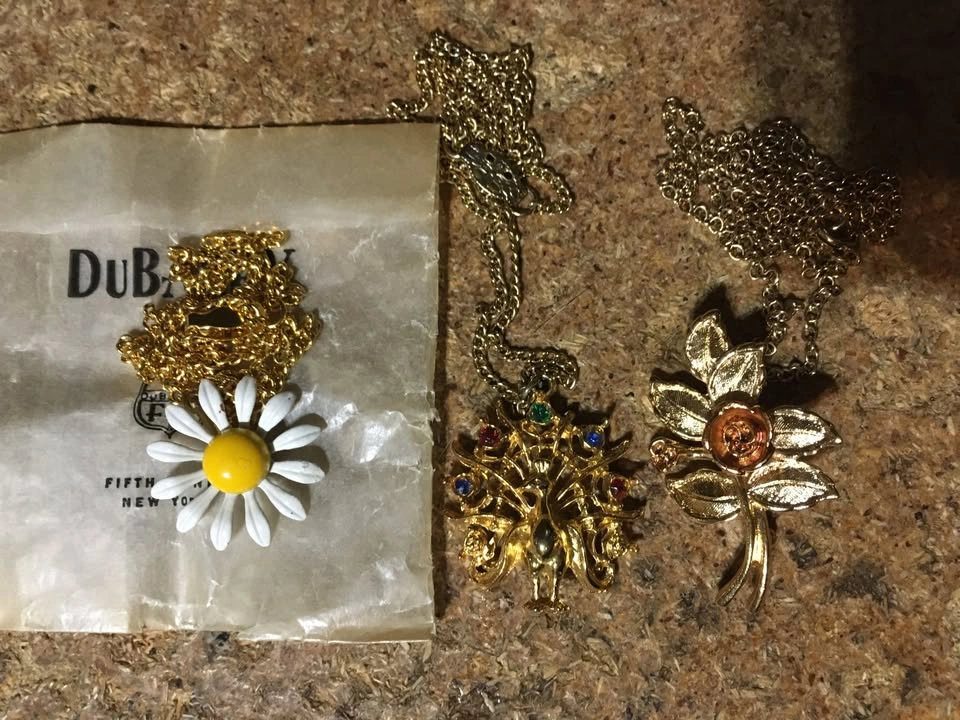 LOT OF 14 NECKLACES & BRACELETS AVON VICTORIAN FLOWERS PEACOCK - photo 2