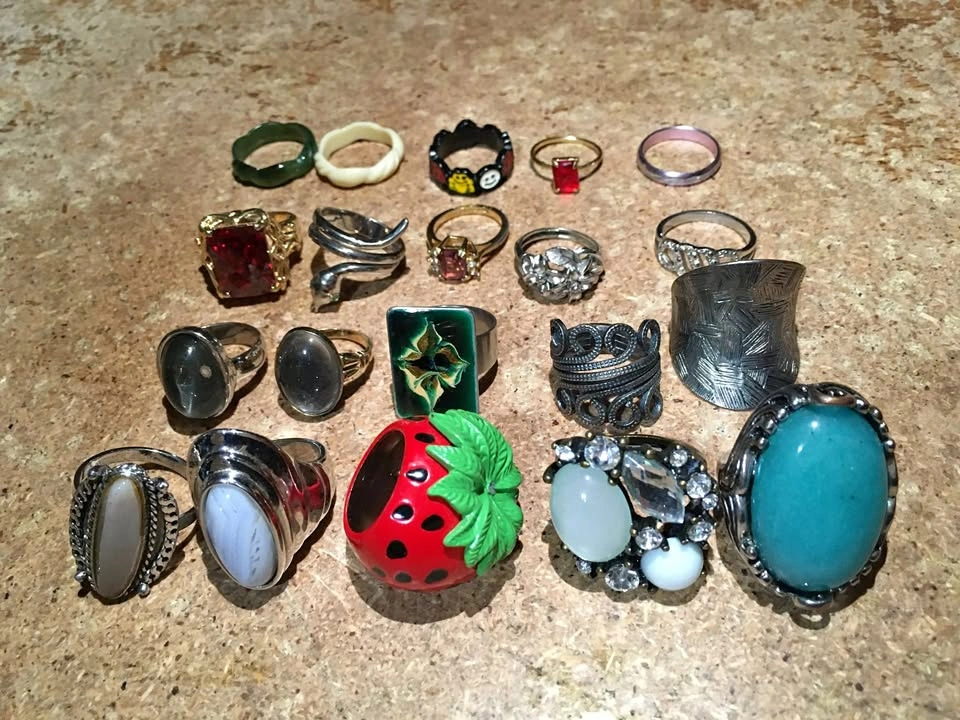 LOT OF 20 GEMS METAL SILVER FASHION AVON CLUSTER ENAMEL RINGS