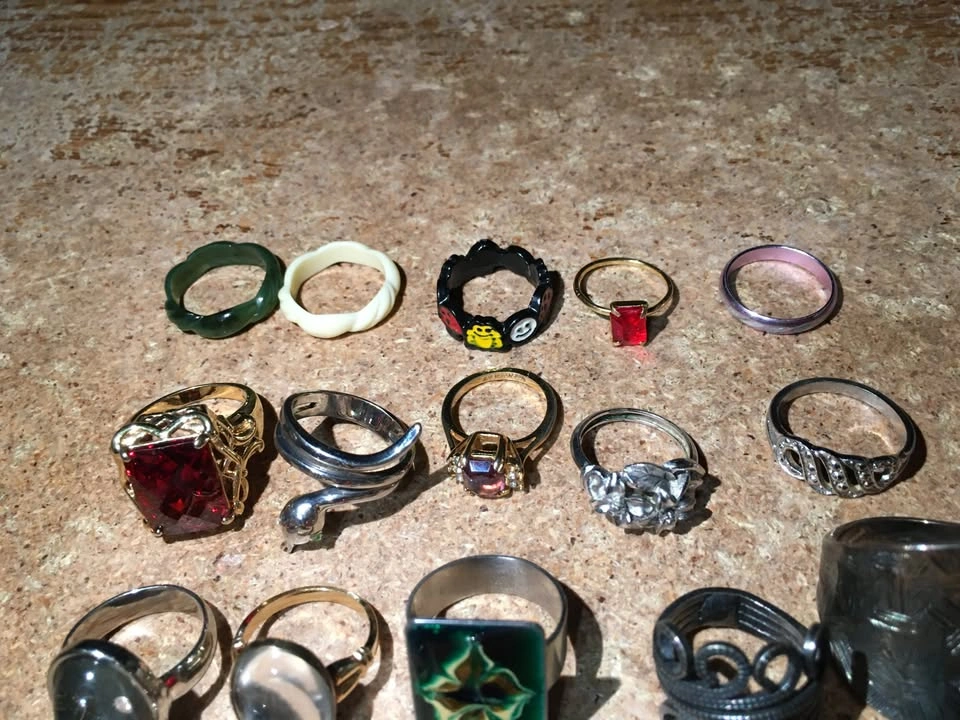LOT OF 20 GEMS METAL SILVER FASHION AVON CLUSTER ENAMEL RINGS - photo 2