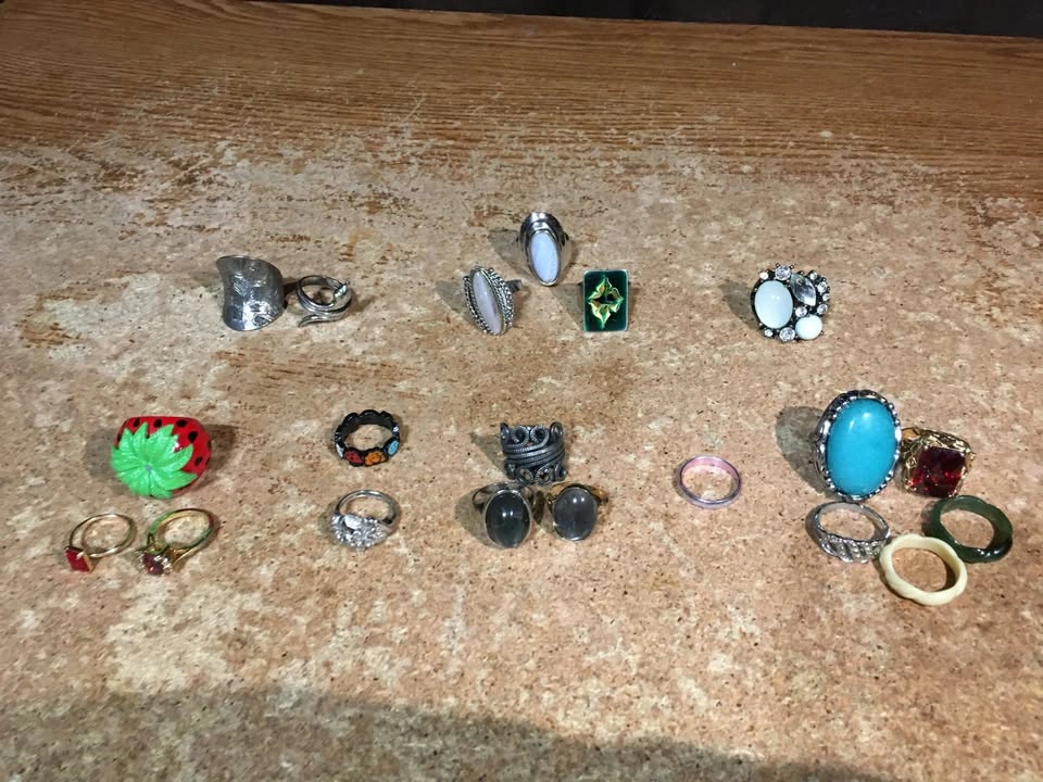 LOT OF 20 GEMS METAL SILVER FASHION AVON CLUSTER ENAMEL RINGS - photo 3