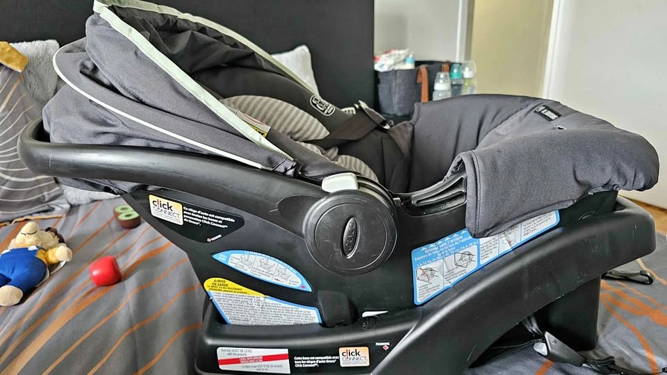 Graco SnugRide 30 Click Connect Infant Car Seat with Base