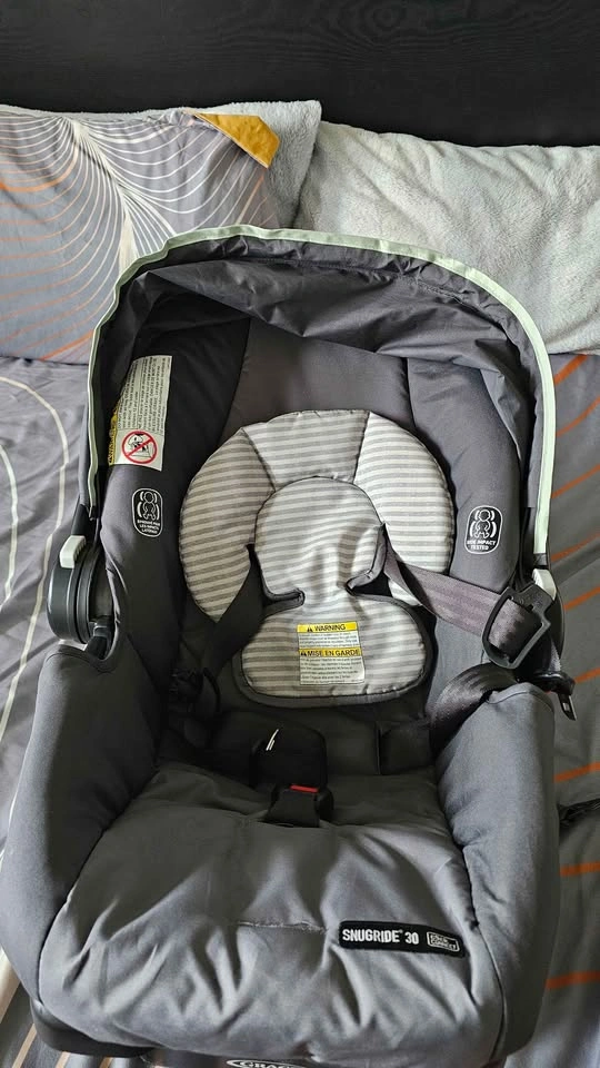 Graco SnugRide 30 Click Connect Infant Car Seat with Base - photo 2