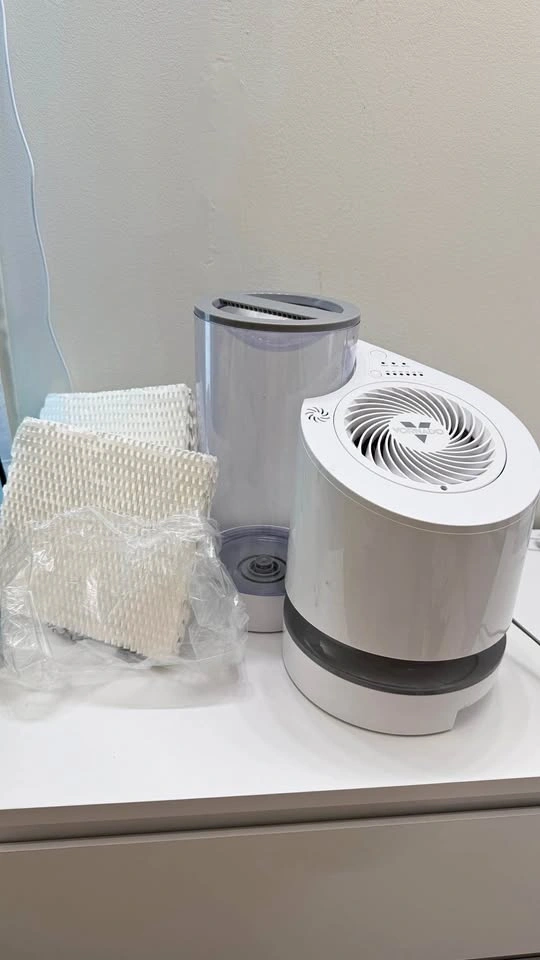 Vornado EV100 evaporative humidifier w/ 2 Filters