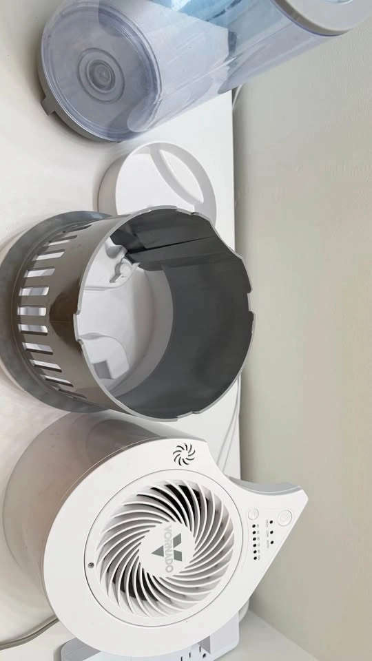 Vornado EV100 evaporative humidifier w/ 2 Filters - photo 2
