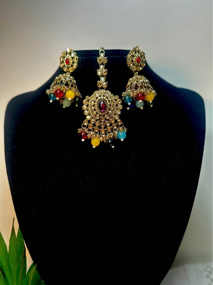 Multicolor Kundan Choker Jewelry Set with Jhumkas and Maang Tikk - photo 2
