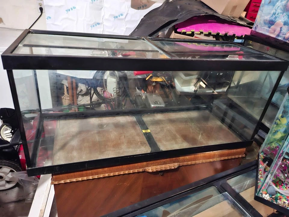 80 Gallon Aquarium with lids - photo 2