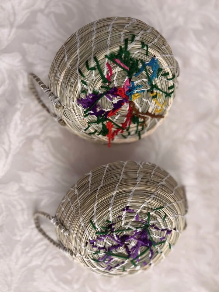 Pair of Hand-Woven Straw Baskets with Embroidered Flowers - photo 3