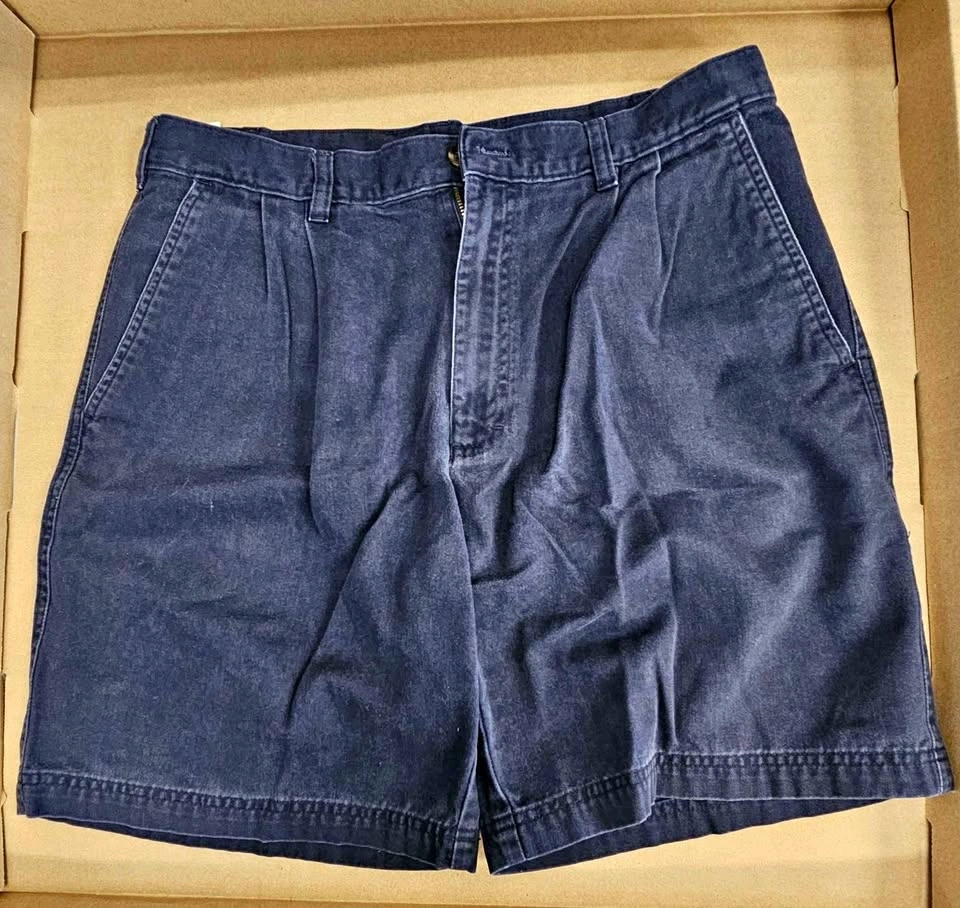 Vintage Woolrich Men's Navy Blue Pleated Chino Shorts - Size W34