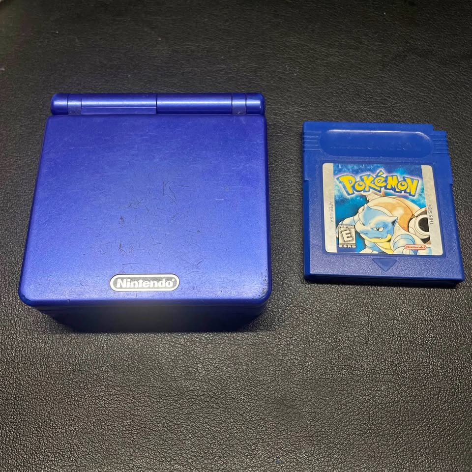 Nintendo Game Boy Advance SP + Pokémon Blue