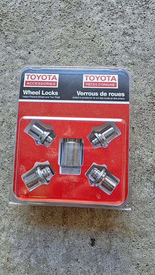4 Toyota wheel lock lug nuts. M12x1.5 flat seat. like new