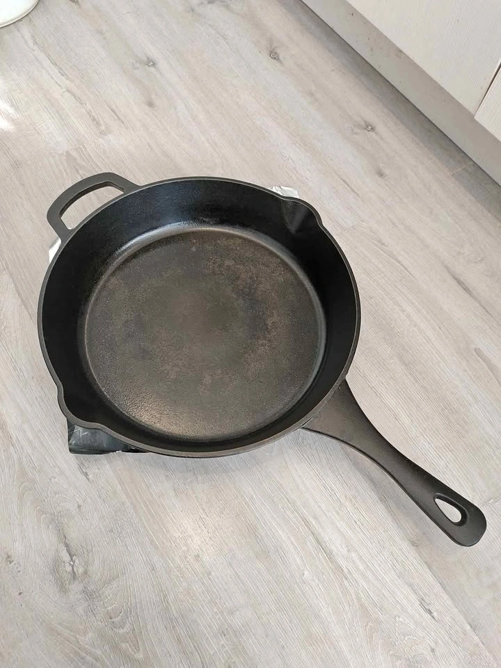 Cast iron wok