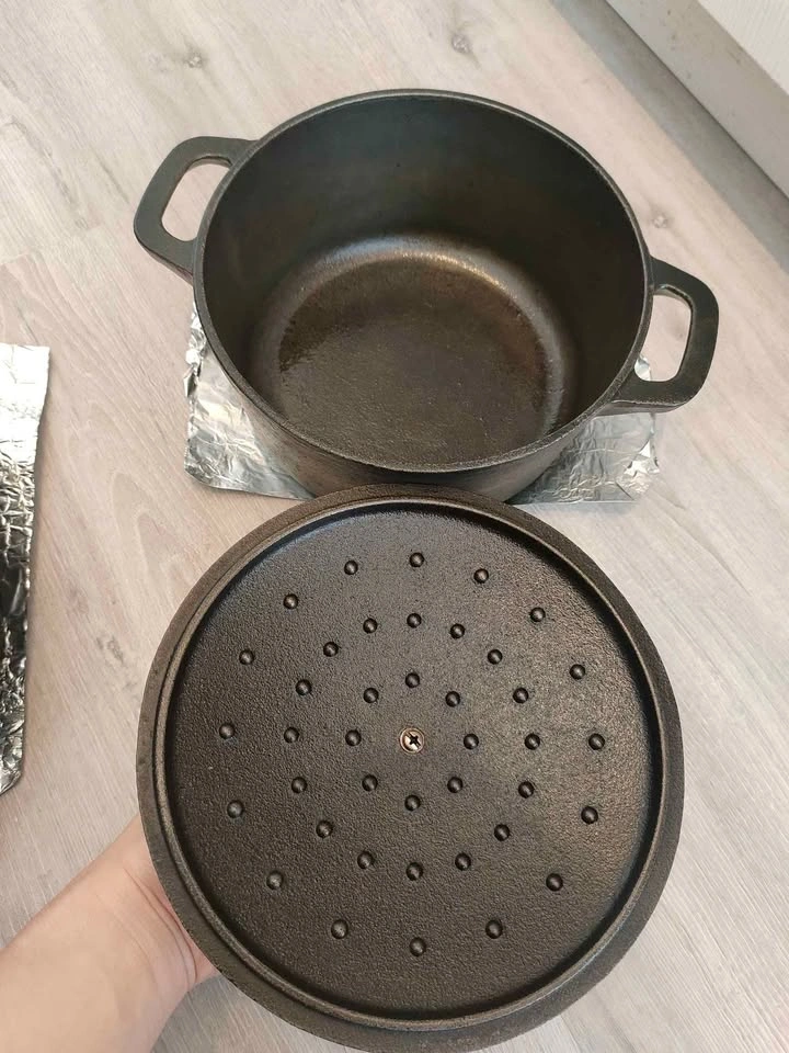 Cast iron Dutch oven - photo 2