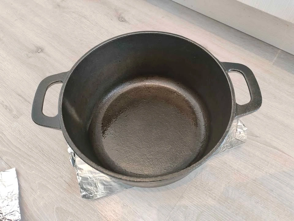 Cast iron Dutch oven - photo 3