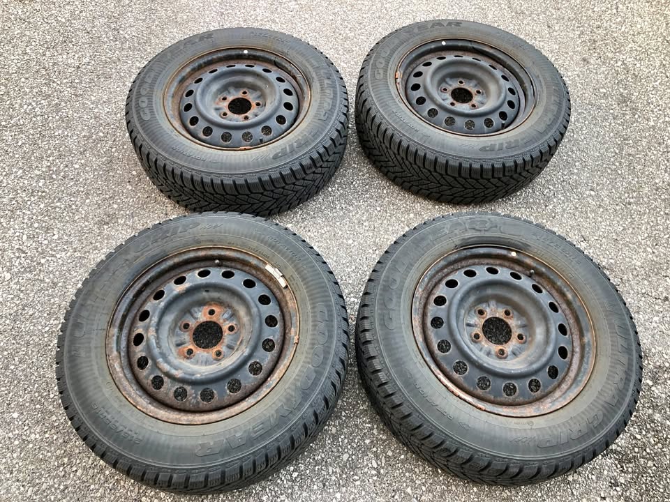 Winter Tires 215/65R16 98Q