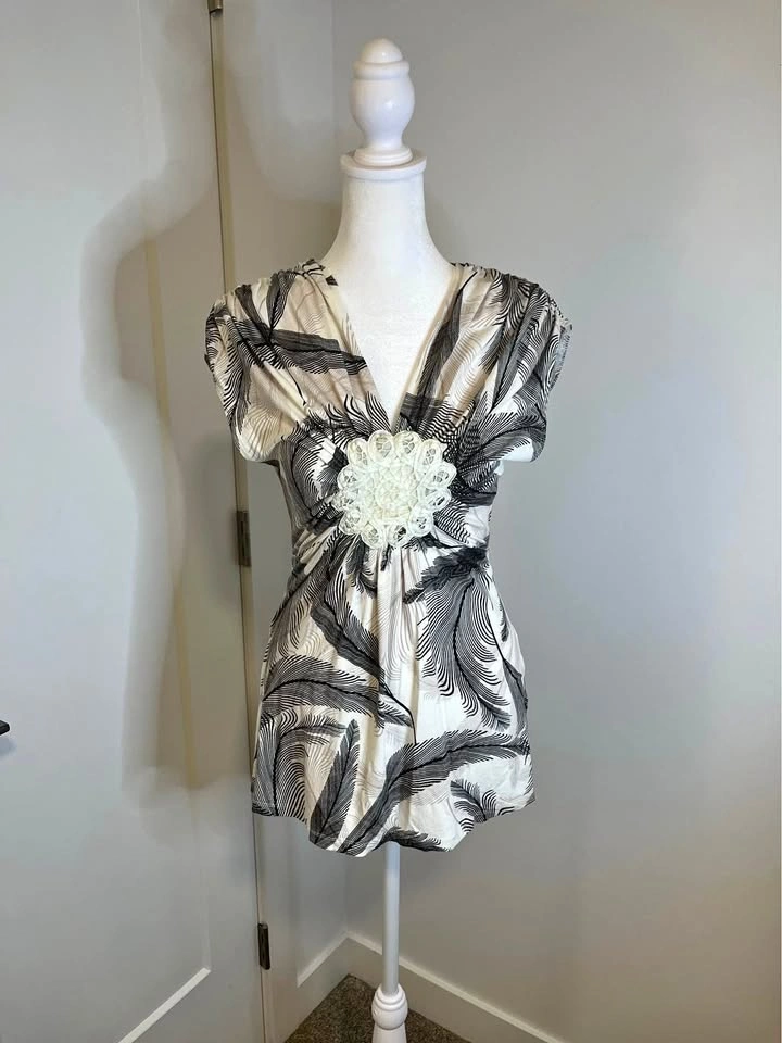LE CHATEAU Cream & Black V-Neck Top