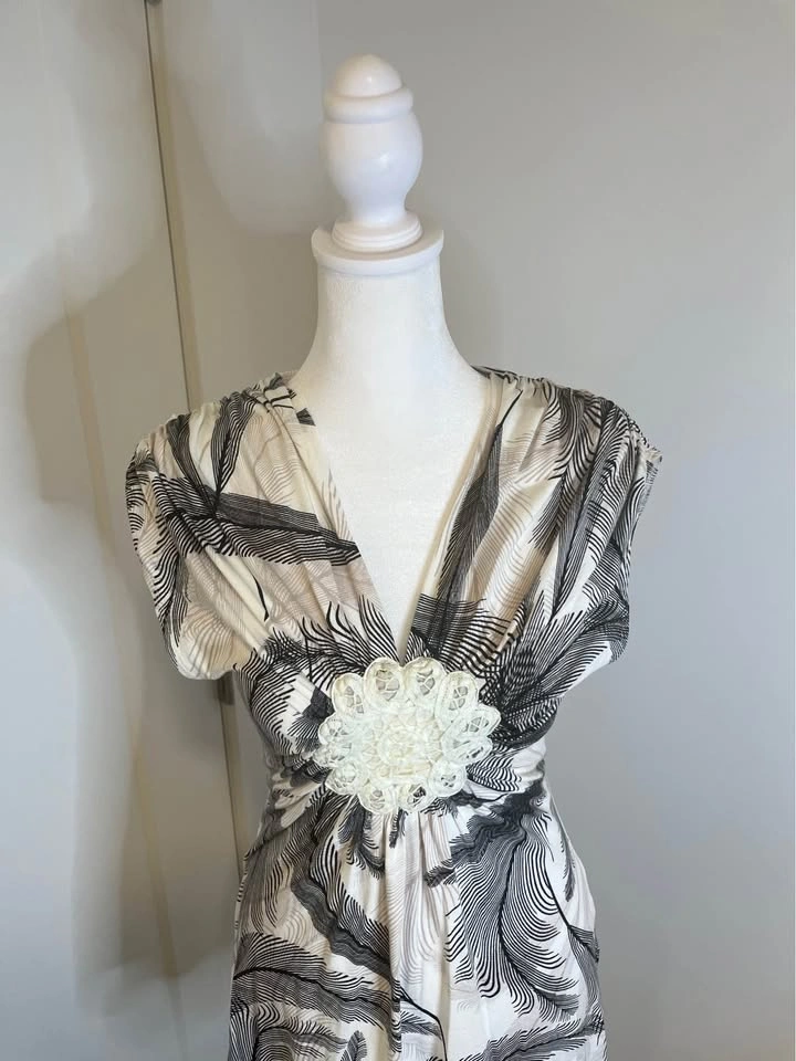 LE CHATEAU Cream & Black V-Neck Top - photo 2