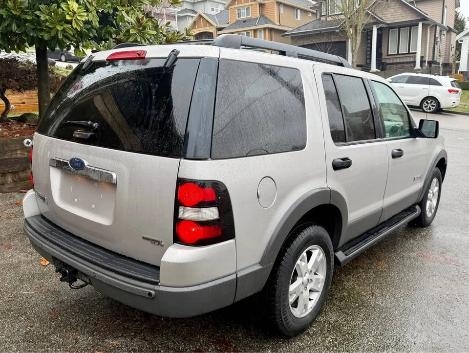 2006 Ford Explorer XLT 4x4 - Bluetooth, Leather, 7 Seats - photo 2