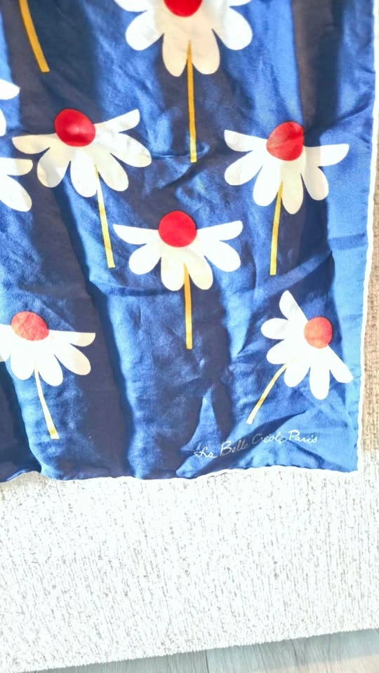 Vintage 1960s La Belle Creole Paris Silk Daisy Scarf - photo 2