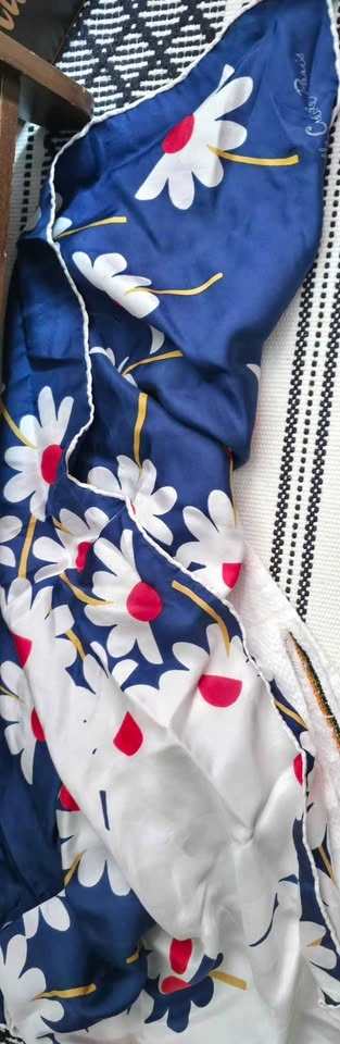 Vintage 1960s La Belle Creole Paris Silk Daisy Scarf - photo 3