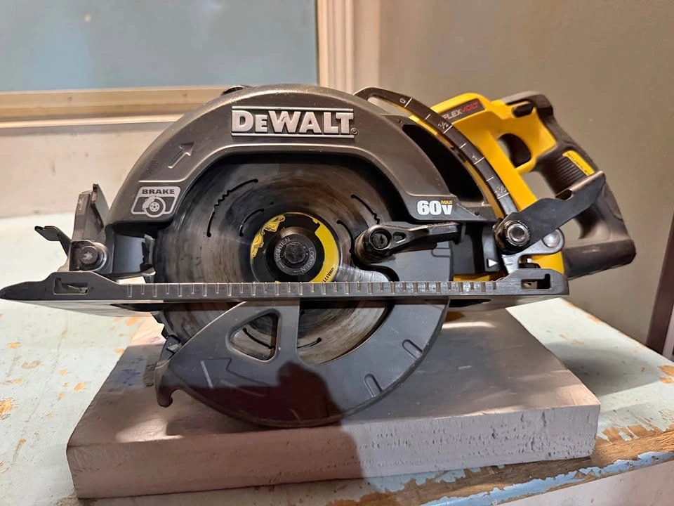 dewalt rear handed circular saw 7 1/4