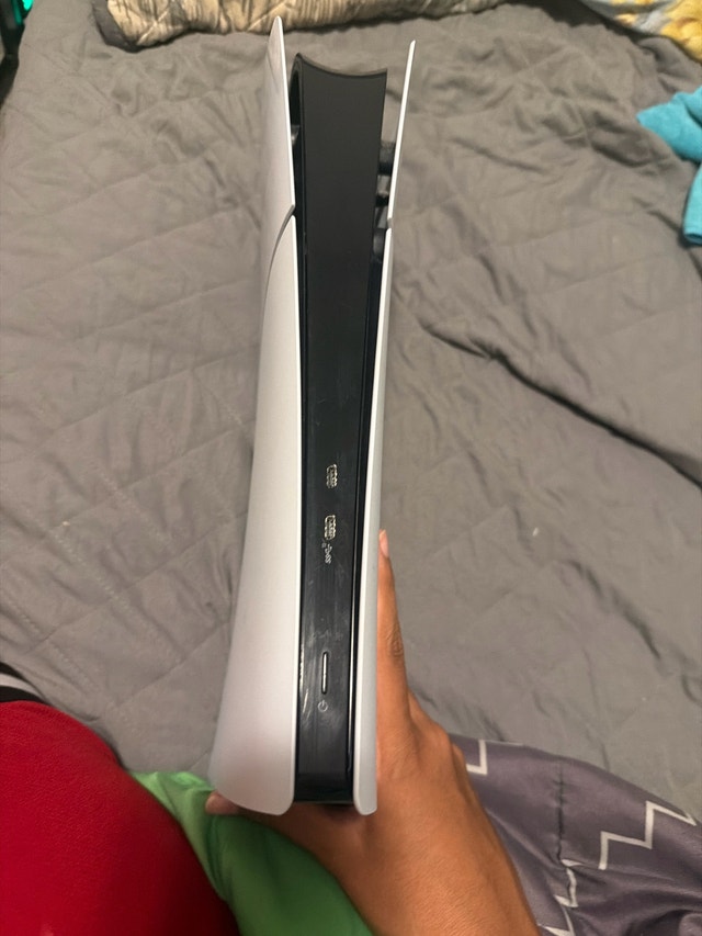 PS5 Digital Edition – Excellent Condition - photo 2